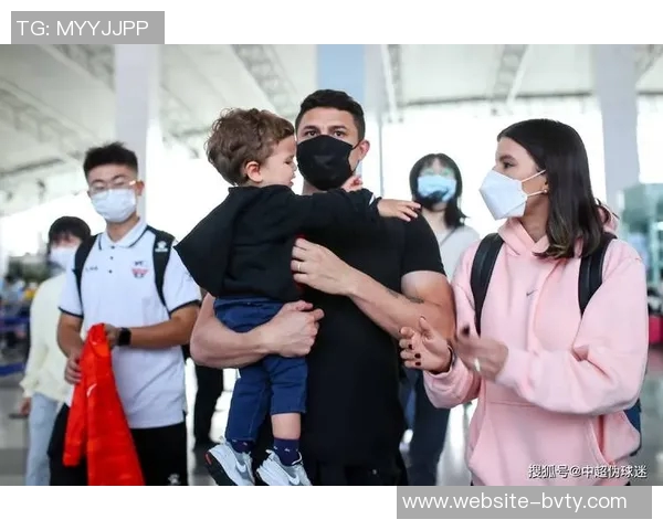 巴西街头偶遇前国脚艾克森身材依旧出众引发网友热议