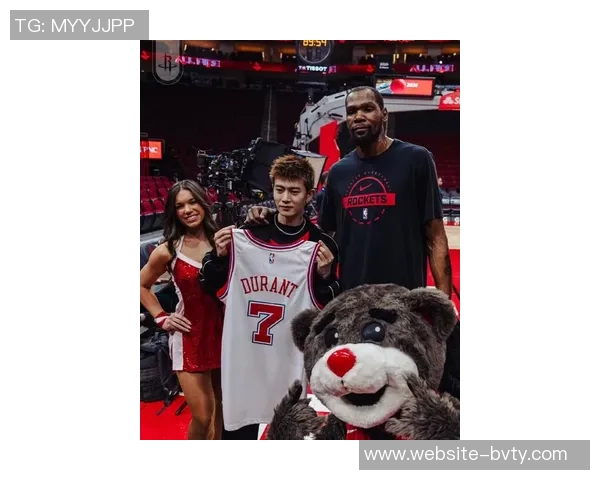 任嘉伦赠唐装给杜兰特交换签名球衣并合影留念展友谊